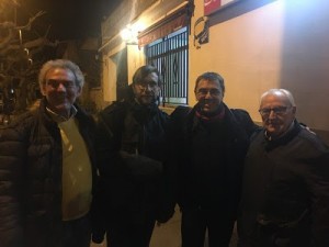De izquierda a derecha: El alcalde de Favara, P. Domenech ; los ponentes Joan Carrera S.J. y Juan Calos Monedero, con el moderador del debate y autor de este artículo publicado en El Periódico de Aragón